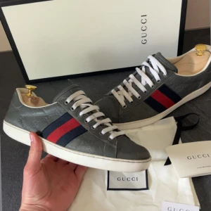Gucci ace - Skit snygga och unika gucci ace skor. Storlek 40 men passar 41. Skick 8/10. En liten defekt p hälen annars allt mycket bra. Box, dusbag, kort medföljer.