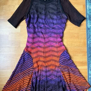 Missoni dress - Otrolig snygg, äkta kläddning som passar både till restauranger och sommarn!☀️Den italienska storleken är 44, vilket man kan se på klänningen och motsvarar europeisk storlek 38. Innan har min mamma klippt bort det stora lappen som fanns på klänningen, så man kan tyvärr se den. Priset har sänkts mycket eftersom den är några år gammal men ändå ser som ny ut ✨Materialet känns lyxigt och bekvämt.