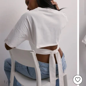 Vit croppad topp med knyt från Nelly - knappt använd topp från Nelly!!! Hör av vid frågor❣️