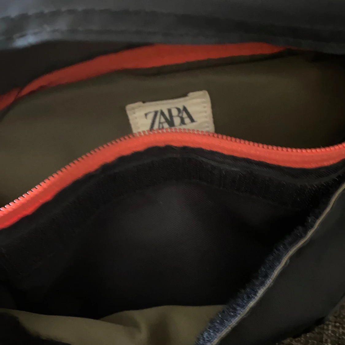 Svart magväska från ZARA med röd dragkedja - 2