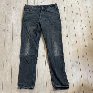 Svarta Barrel jeans från Weekday - Säljer ett par svarta Barrel jeans från Weekday i modellen Barrel Relaxed Tapered. Jeansen har en avslappnad passform med avsmalnande ben och klassisk femficksdesign. Tillverkade i bomull och perfekta för en chill och stilren look.