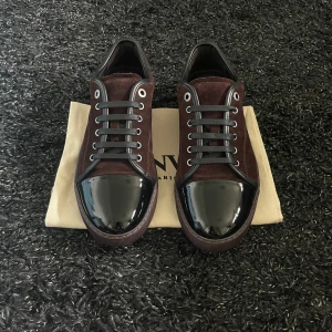 Lanvin sneaker - Säljer nu ett par sjuka snygga Lanvin! Skicket är väldigt fint. Priset är inte hugget i sten vid snabb affär☺️Dustbag medföljer. Hör gärna av er om ni har fler frågor!