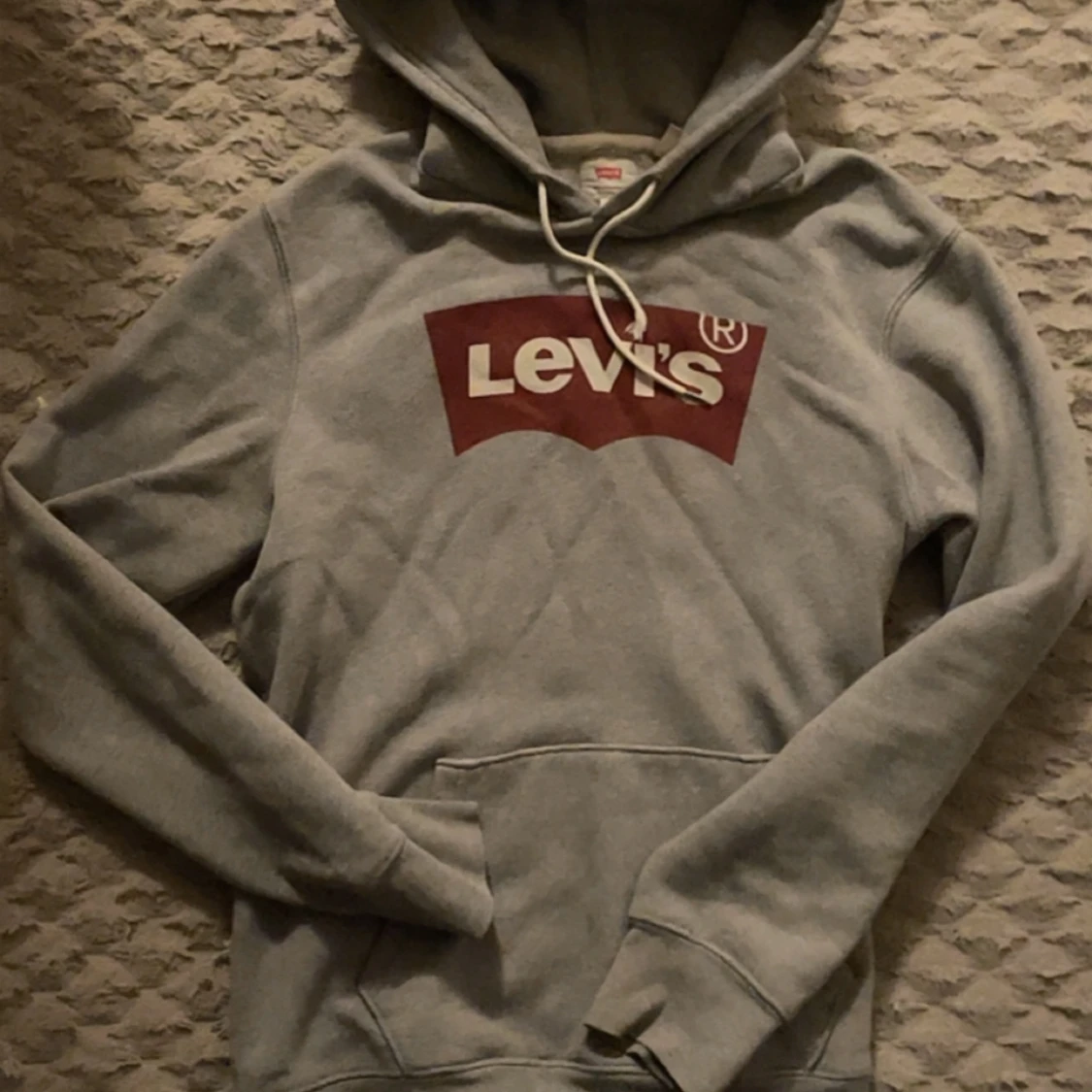 Grå hoodie från Levi's med logga