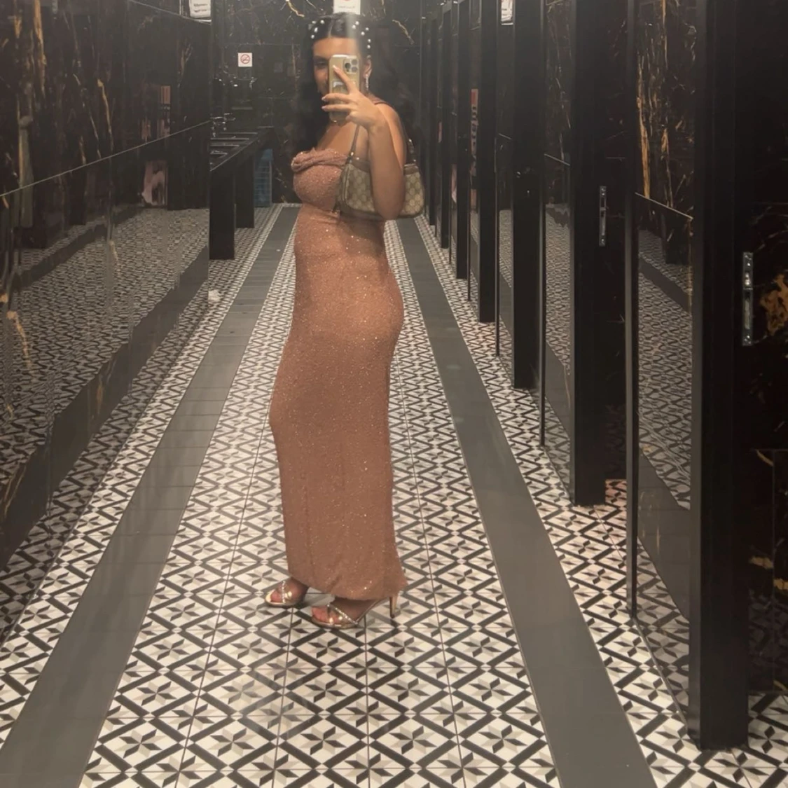 Glittrig champagnefärgad långklänning - 1