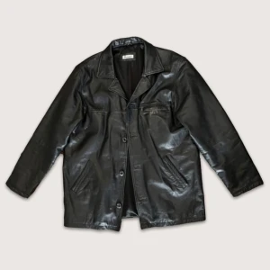 Oversized läderjacka - 🎀jättecool läderjacka!! 🎀 längd: 80cm,  axelbredd: 51cm, armlängd: 64cm 🎀skriv vid funderingar! . . • ☆ . ° .• °:. *₊ ° . ☆˚ ♡ ·˚ ₊˚ˑ