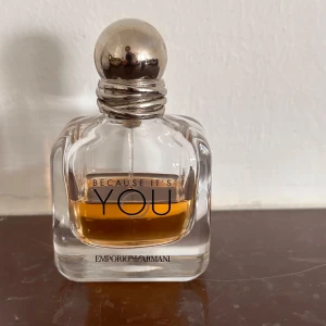 Emporio Armani Because It's You - Parfym av Emporio Armani, 'Because It's You'. Haft den ett tag nu men har andra favoriter nu🧡                                                            Det är en 50 ml-flaska. Vet inte exakt men det är ca 20-30 ml kvar. OBS! Originalförpackningen finns inte längre kvar.