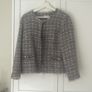 Tweed kavaj från Holly & Whyte Lindex - BUDA GÄRNA💞Snygg tweed kavaj från Holly & Whyte by Lindex i storlek L. Jackan är rutig i blått, beige och vitt med guldknappar och fransiga kanter. Klassisk rak modell med två fickor framtill och lång ärm. Perfekt för dig som gillar en chic och tidlös look.
