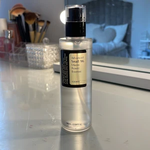 Glowigt snigelslem✨ - Advanced snail 96 mucin power essence är ett snigelslem som ger glowing hud. Perfekt för dig som vill ha extra mycket glow i din bas⭐️ Har köpt nyodlingen och bara använt en gång så den är i bra skick!❤️