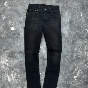 Nudie jeans grim tim - Säljer ett par feta nudie jeans i den populäraste modellen grim Tim! Färgen är svart men ser mörk blå ut i vissa ljus. Storleken är 29/32!🙌🏻. Pris är 649kr!!! Skriv vid funderingar! ⚜️⚜️⚜️