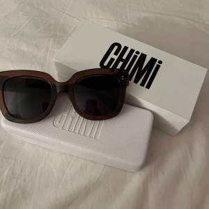 Chimi #008 - Säljer mina chimi solglasögon i modellen 008, och i färgen coco. De har inga repor i glaset eller andra defekter. Använda men som nya💕 Man får med lådan, fodralet och servetten på köpet. Bara att skriva vid funderingar🥰