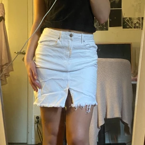 Vit jeanskjol  - Vit jeanskjol från BikBok, slitna kanter nedtill.