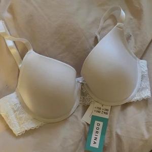 Vit spets-bh från Dorina - Helt ny bh från Dorina, köpte fel storlek. 