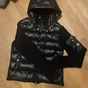 Moncler cardigan  - Hej säljer en Moncler cardigan väldigt fin den är i storlek L men sitter bra på mig och jag har s/m hör av er för flera frågor😁