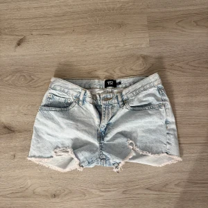 Shorts  - Helt nya shorts från lager 157! Lite konstig dragkedja (bild 3, kanske går att fixa) men fungerar som vanligt. 💞