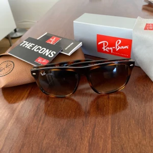 Ray-Ban boyfriends solglasögon - Klassiska Ray-Ban Boyfriend solglasögon i brunsköldpaddsmönstrad plast med mörka glas. Modellen är RB 4147 och har en tidlös, fyrkantig form som passar de flesta ansikten. Perfekt accessoar för soliga dagar.