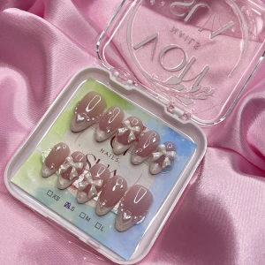 MilkyFrench (S);Medium Almond - Supergulliga gelé-press on-naglar i medium mandelform med ljusrosa bas och vit pärlemor fransk tipp. Dekorerade med 3D-rosetter, små pärlor och hjärtan för en extra söt look. Kommer i storlek S: 15 mm, 11,5 mm, 12 mm, 11 mm, 9 mm 