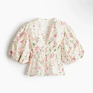 Blommig blus  - Supersöt blommig blus från HM💗💗 Storlek L men liten i storlek, mer som en M💗