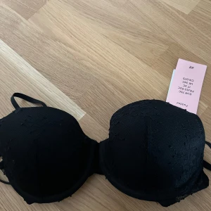 Svart BH från H&M - Helt ny svart BH från H&M oanvänd utan push.