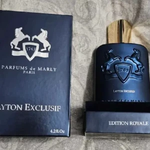 Parfums de Marly Layton Exclusif - Lyxig parfymflaska i matt mörkblått med guldfärgad kork och upphöjt emblem med två hästar. Kommer i exklusiv förpackning med texten 'Edition Royale'. Doften är kraftfull och elegant, perfekt för dig som gillar unika signaturparfymer.