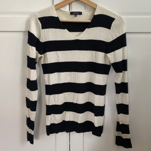 Randig tröja - Randig och ribbad tröja i fint skick🦓