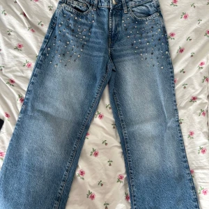Jeans Zara - Säljer ett par blå jeans från Zara med snygga pärldetaljer framtill vid fickorna. Storlek 38 💞 aldrig använda, prislappen sitter dock ej kvar då jag tvättat jeansen 💞