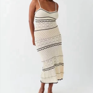 Klänning från Gina - Supersöt virkad långklänning från Gina tricot i storlek S. Den är helt oanvänd men prislappen sitter ej kvar då jag tvättat klänningen en gång 💞