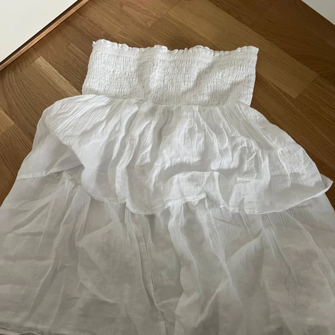 Vit topp med volanger från Gina Tricot - 1