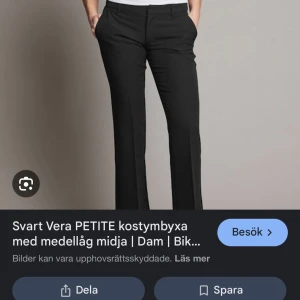 Svarta Vera Petite kostymbyxor Bik Bok - Svarta kostymbyxor från Bik Bok, modell Vera petite! Helt oanvända med prislappen kvar. Säljer pågrund av att jag inte tycker att de sitter bra💕