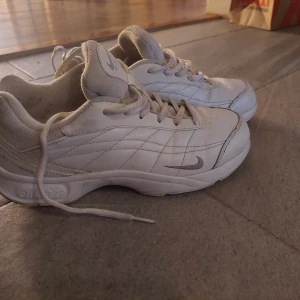 Nike Sneakers  - Vita Sneakers är Nike airliner. Storlek 40.5, men känns mindre. Är i mycket fint skick!