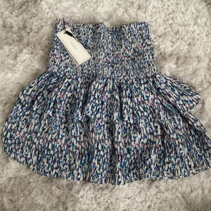 Neo noir volang kjol - Jätte gullig, helt ny slutsåld volangkjol från neo noir! Perfekt nu till sommaren. Den är aldrig andvänd och nypriset ligger runt 500-600kr men vill få den såld snabbt så säljer därför för halva priset! Bara att höra av dig om du undrar något, andvänd gärna köp nu! 