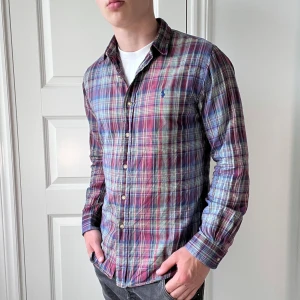 Ralph Lauren skjorta Unik slim fit M - Modellen är 180,75 kg. Passar honom väldigt bra. Inga defekter, kom med frågor. 