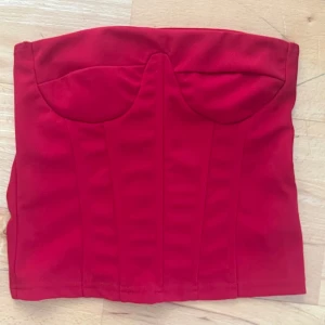 Röd korsett topp - Snygg röd korsett topp som är för liten för mig, så endast testad!❤️