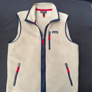 Patagonia Väst - Säljer denna riktigt feta Patagonia fleece västen i storlek M. 10/10 Skick. Perfekt nu till sena sommarkvällar och riktigt stilren.