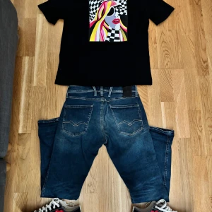 Replay jeans  - Säljer ett par snygga blå jeans från Replay i modell herr, storlek 31/32. Jeansen har klassisk femficksdesign, snygga kontrastsömmar och en tapered passform som sitter tightare vid benen. Materialet är stretchigt jeans för extra komfort.