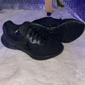  Nike sneakers  - Sköna skor perfekta spring skor. Vänster sko är lite fördärvad fram men syns knappt. 