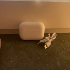 Trådlösa hörlurar  - Säljer ett par trådlösa hörlurar pga kommer aldrig till användning och är helt oanvända ingår även en laddsladd🩷