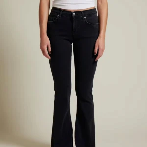 Svarta bootcut jeans - ”Urtvättade” svarta jeans från Bikbok. Använts några gånger☺️Storlek xs/34