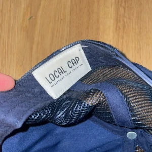 Blå Sirius keps Local Cap - Tja, säljer min Sirius keps från local Cap. Den går ej att köpa längre är använd fåtalgånger men inget man ser eller märker skriv vid minsta funderingar⭐️