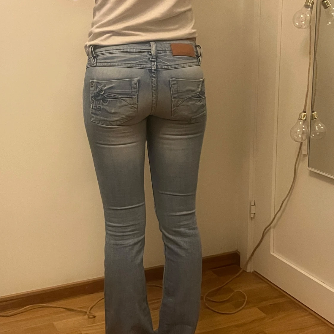 Ljusblå bootcut jeans med broderade fickor - 1