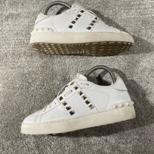 Valentino skor - Hej! Säljer nu mina skor från märket Valentino, storlek 35.5 bra skick, givetvis äkta. Tveka inte på att höra av dig om du har frågor eller funderingar kring skorna! 