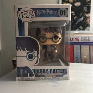 Harry Potter - Upptäck magin med denna Harry Potter Pop! vinylfigur. Perfekt för fans av fantasy och samlare som vill ha något unikt i bokhyllan. En cool detalj för alla som älskar äventyr och magi!