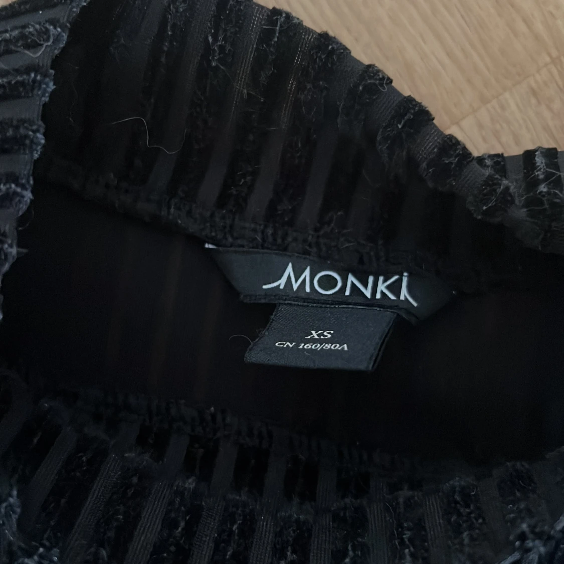 Svart ribbad topp från Monki - 2