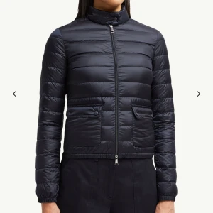 Moncler jacka - Säljer min moncler jacka! Knappt använd och nypris ligger på 11 445kr. Köpt i butiken för några år sedan. Alla äkthetsbevis tillkommer!