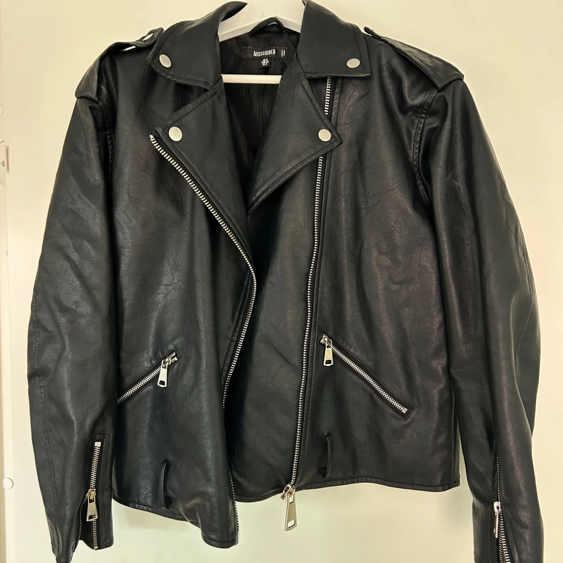 Svart skinnjacka från Missguided