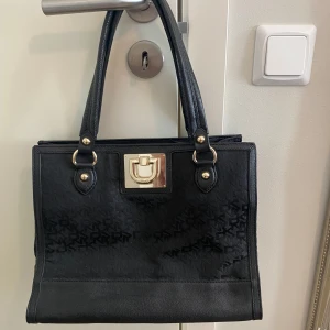DKNY Väska  - Nysick, 33 cm bred 26 cm djup / hög❣️ 
