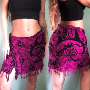 tribal hippie skirt - Väldigt skön hippie-kjol med omlott-knytning med tribal-inspirerade detaljer. Perfekt för beach och festival🌺