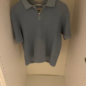 Ljusblå pikétröja - Säljer en ljusblå pikétröja med klassisk krage från Zara. Piken är verkligen en sommar stil och funkar med de flesta outfitsen. Pris: 200