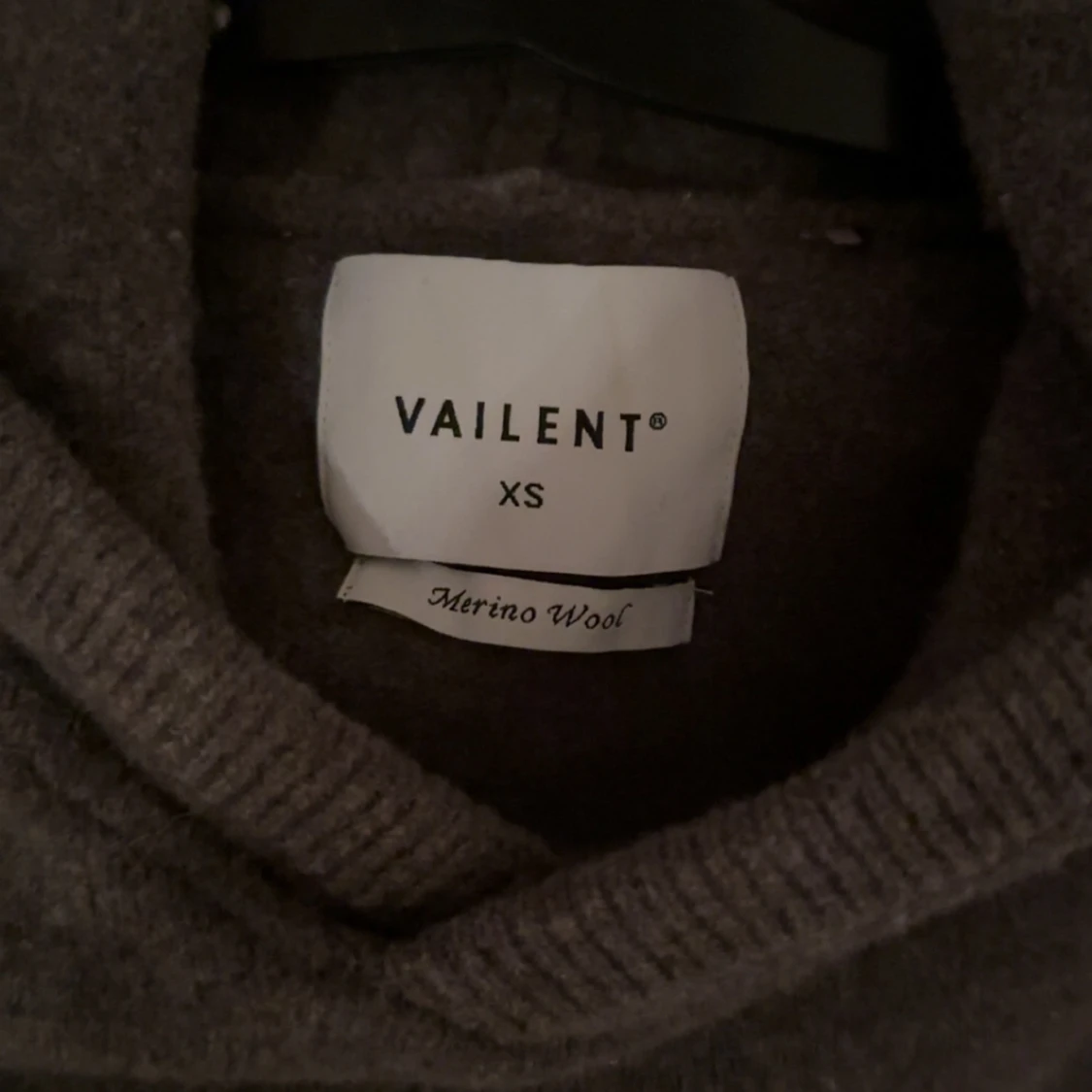 Grå hoodie i merinoull från Vailent - 2