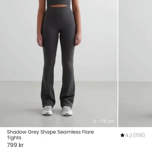 Mörkgrå sömlösa flare tights - Snygga mörkgrå tights med utsvängda ben från aimn, helt nya med prislapp kvar😍nypris:799kr säljer för 450kr