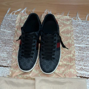 Gucci monogram skor - Bara att höra av sig vid frågor!